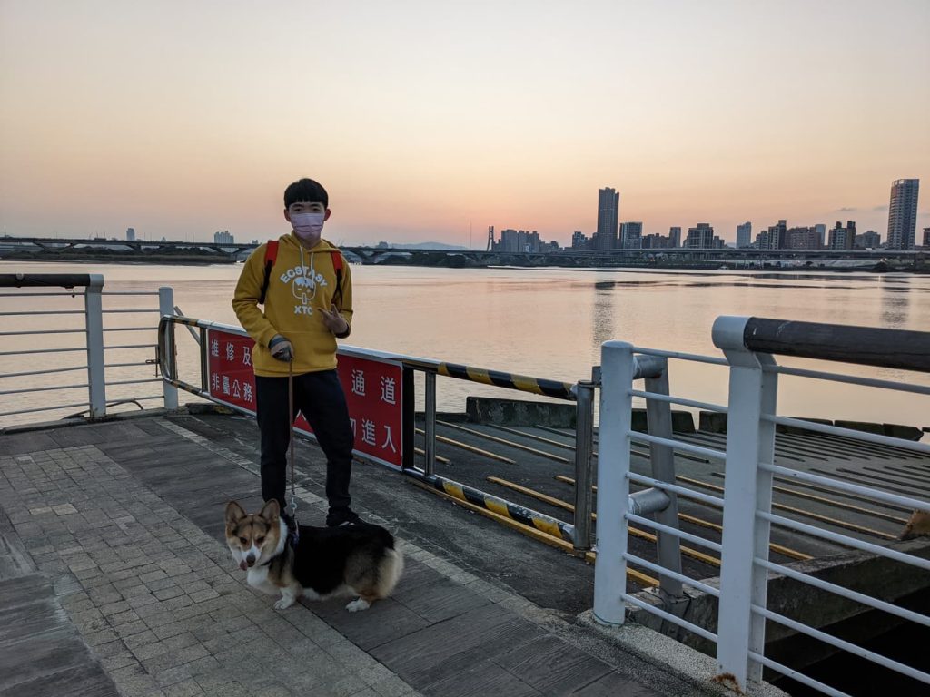 [台北夜景] 大稻埕碼頭貨櫃市集 遛狗散步的好場所