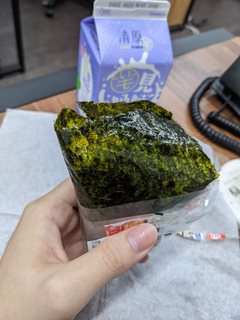 [便利商店早餐] 一日蔬果100%蔬果汁 & 魚卵小龍蝦沙拉 | 711早餐