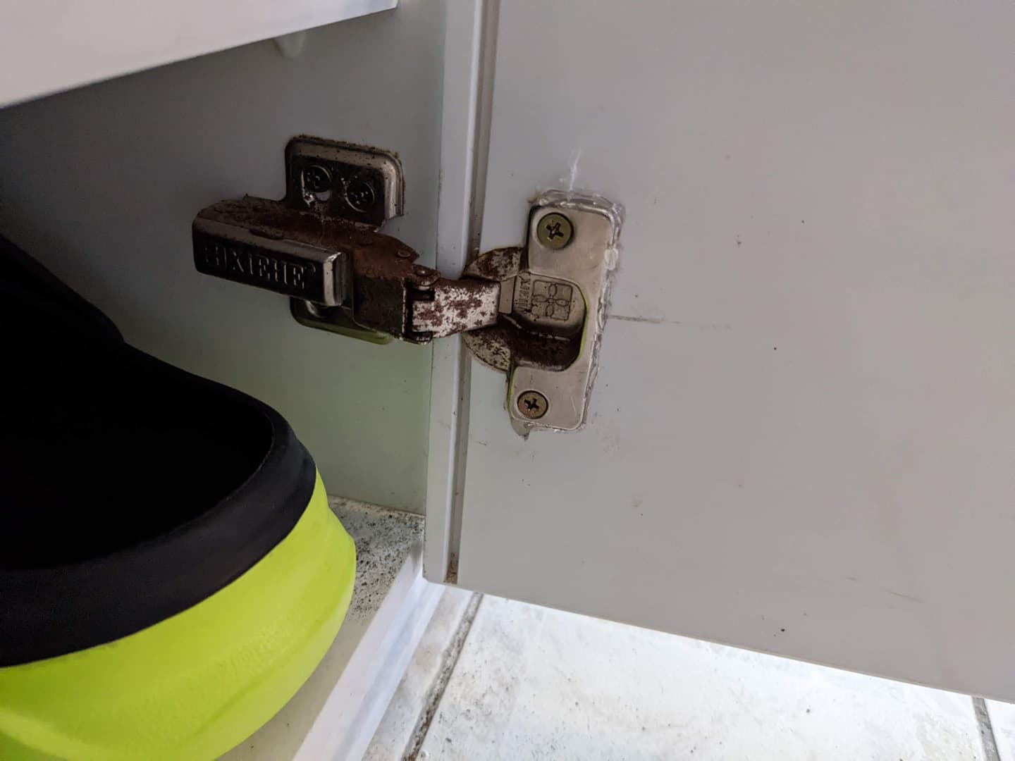 [DIY 鞋櫃門板崩牙維修] 門板與關節鎖點崩牙怎麼辦?門板崩牙維修教學，鎖點崩牙補強