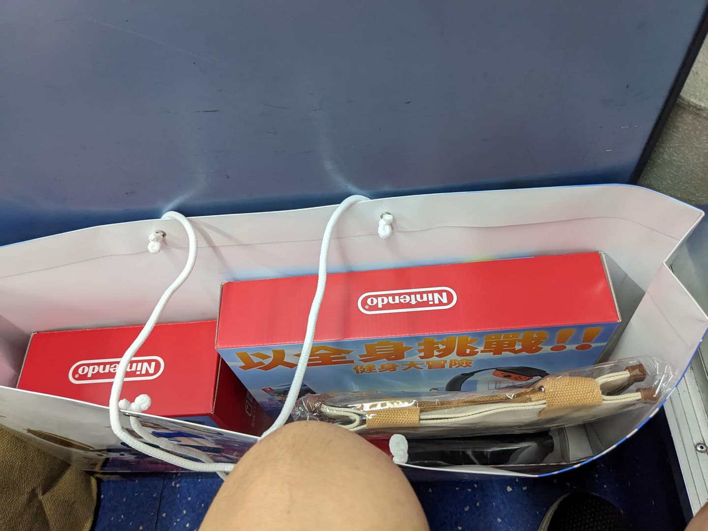 [Switch] Switch OLED開箱,原廠盒裝有什麼配件?讓我們一探究竟