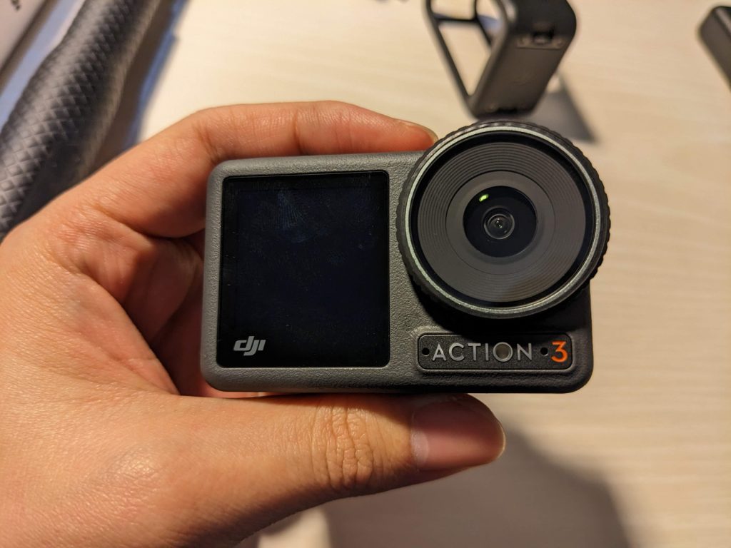 DJI-Action3 -正面 鏡頭及觸控螢幕